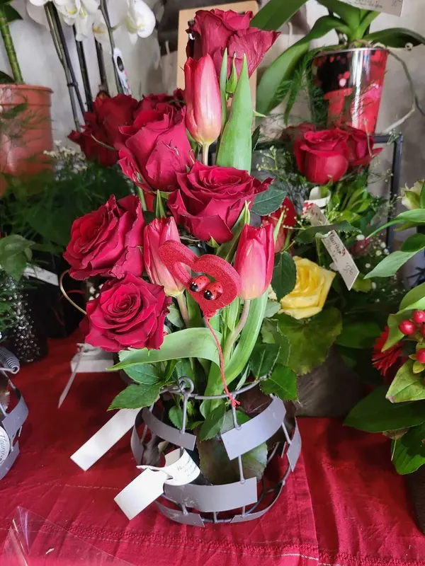 Roses rouges et tulipes, avec un cœur et deux coccinelles