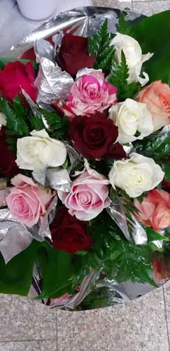 Bouquet de roses rouges, roses et blanches