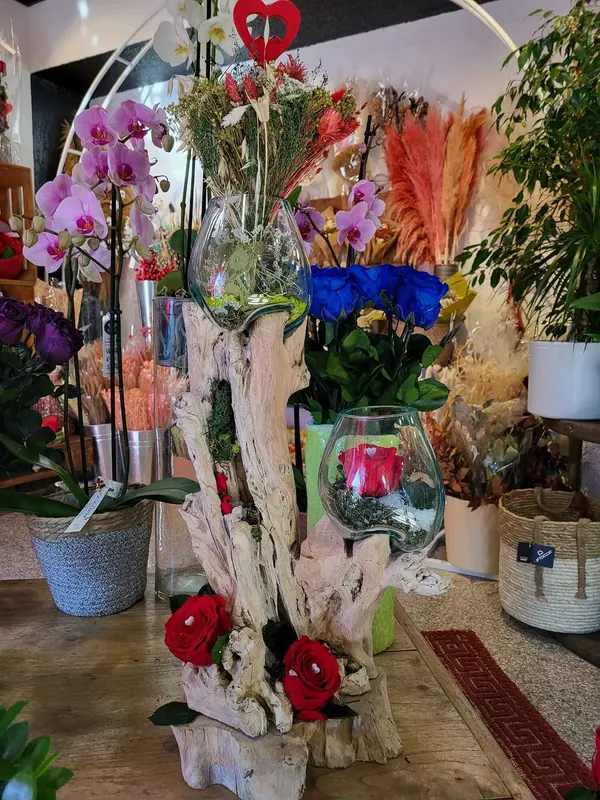L'intérieur de la boutique : orchidées, roses et bois flotté