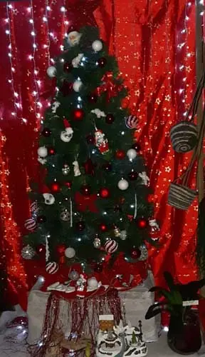 Sapin de Noël décoré de rouge et de blanc