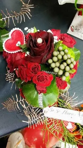 Composition de roses rouges avec un cœur