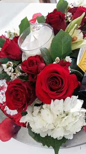 Bouquet de roses rouges et d'hortensia blanc
