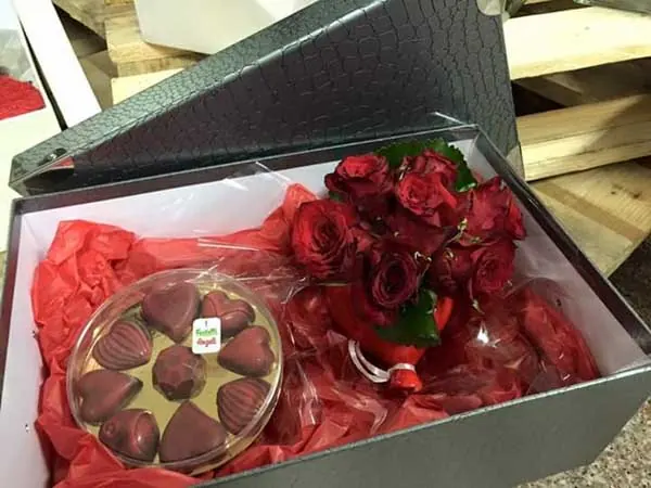 Coffret de roses rouges et de chocolats en forme de cœur