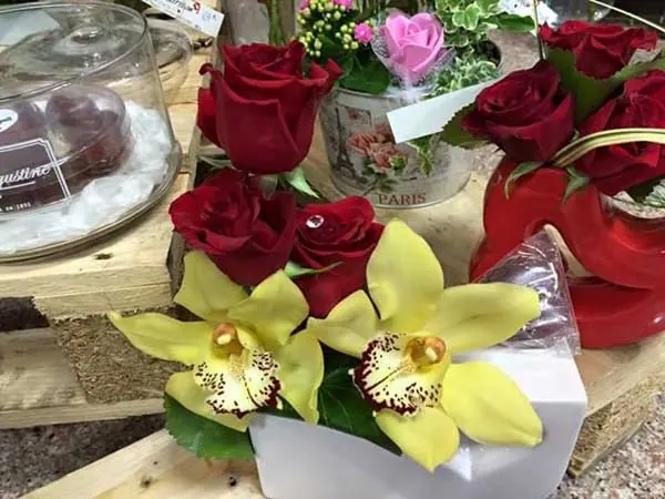 Roses rouges et orchidées jaunes