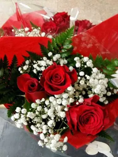 Bouquet de roses rouges et de gypsophile