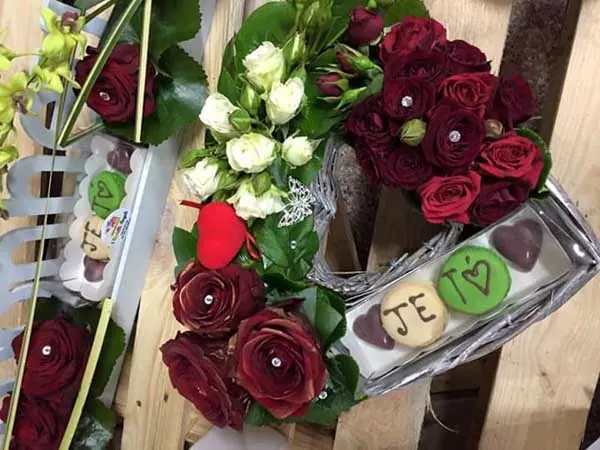 Roses rouges et blanches avec des biscuits « Je t'aime »