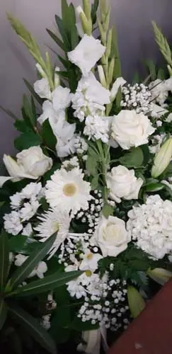 Composition de fleurs blanches