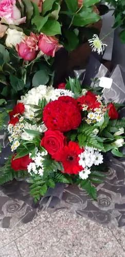 Composition de roses rouges et de fleurs blanches