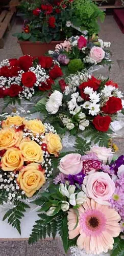 Compositions de roses jaunes et roses et de gerberas